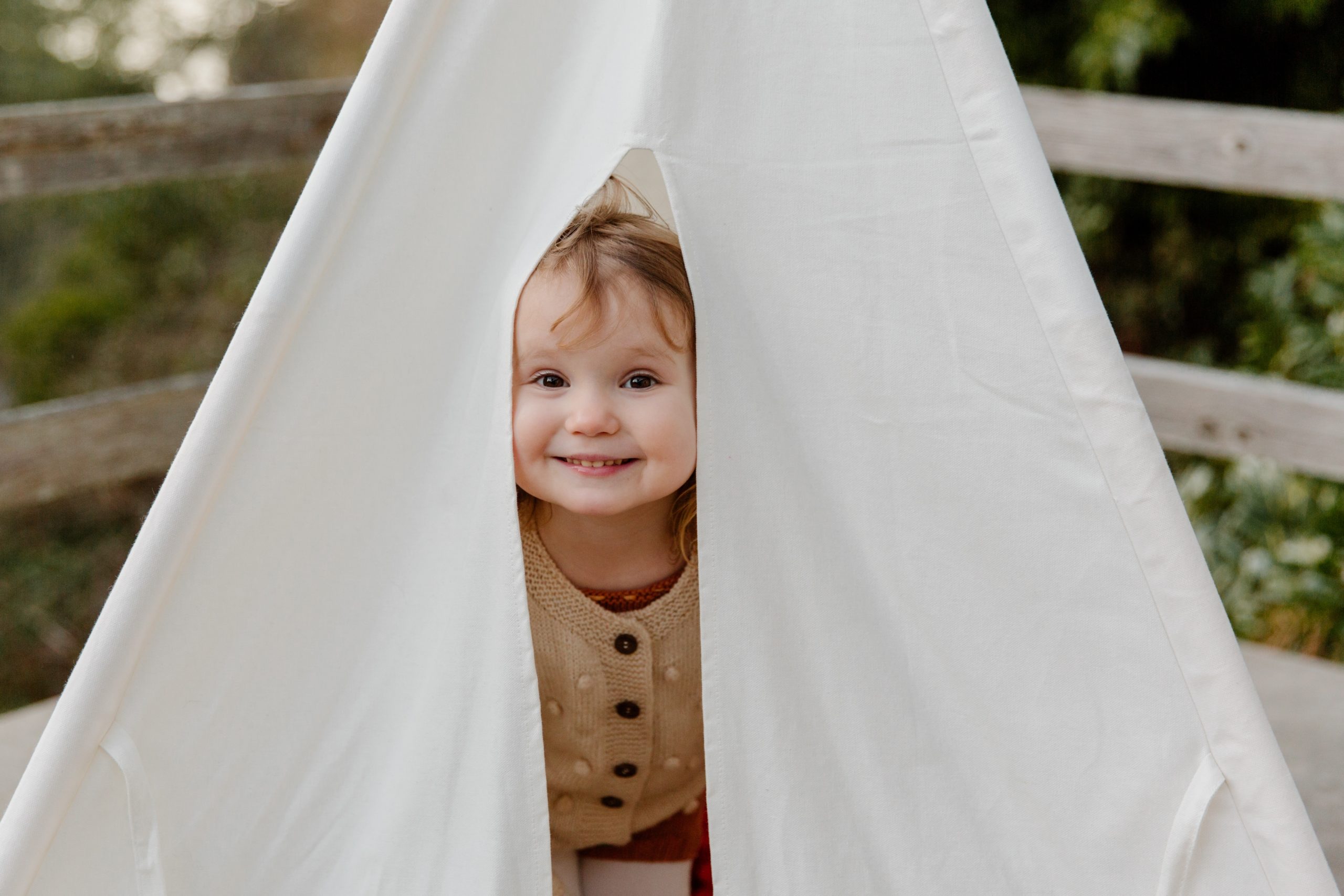 petite fille dans un tipi